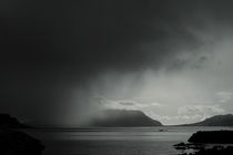 Dunkle Wolken über Runde, More und Romsdalen, Norwegen by Petra Arians
