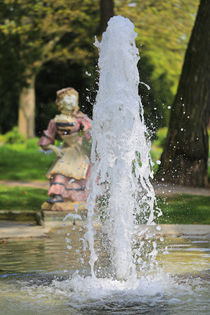 Die Skulptur hinter dem Brunnen by Bernhard Kaiser