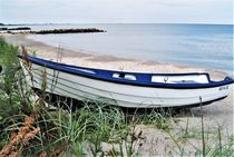 kleines Boot am Strand von assy