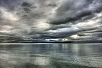 Regenwolken über dem Gardasee bei Bardolino, Venetien, Italien von Klaus Rünagel