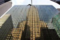 Chrysler Building spiegelt sich in Glasfassade von assy