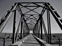 alte, stillgelegte Brücke in schwarz-weiß by assy