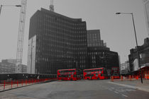 Londoner Busse vor Bürogebäude by nive-photography
