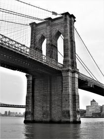 Brooklyn Bridge Stone-Tower in schwarz-weiß by assy