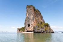 Limestone rock formations and islands in Phang Nga Bay, Phuket, Thailand von Kevin Hellon