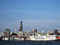 Hamburger Hafen mit Michel und Raddampfer by assy