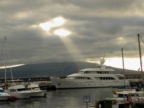 Lichtstrahl trift Yacht von art-dellas