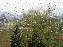 Regentropfen an der Fensterscheibe by assy
