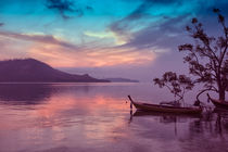 Dawn in Phang Nga Bay from Phuket, Thailand von Kevin Hellon