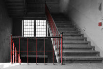Treppe mit rotem Geländer von André Schuckert