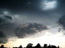 bedrohliche Gewitterwolken  by assy