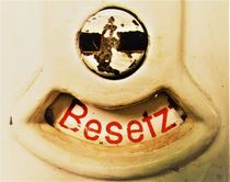 altes Toiletten-Tür-Schloß "Besetzt" by assy