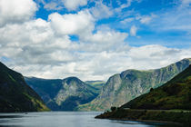 Blick auf den Aurlandsfjord in Norwegen. by Rico Ködder