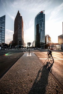 Einsamer Fahrradfahrer am Potsdamer Platz von Karsten Houben