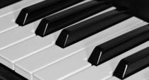 Piano keyboard von past-presence-art