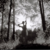 Silhouette of a girl in the forest von Kiryl Kaveryn