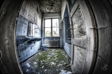 Abandoned-bathroom-zyklus-i