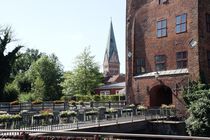 Die Brausebrücke und Turm der St. Johannis - Kirche in Lüneburg; 31.08.2017 von Anja  Bagunk
