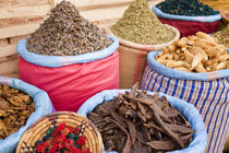Dried flowers, & herbs, Spice Market in the souk - Rahba Kedima von Danita Delimont