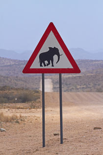 Desert elephant warning sign, C35 road near Uis, Erongo Regi... von Danita Delimont