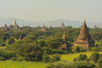 Bagan. The plain of Bagan is dotted with hundreds of temples. von Danita Delimont