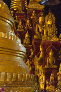 Pagoda and Buddhist statues inside Pindaya Cave, Shan State, Myanmar von Danita Delimont