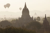 Ancient temple city of Bagan & balloons at sunrise, Myan von Danita Delimont