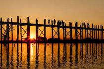 Sunset at U Bein Bridge von Danita Delimont