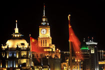 Shanghai Bund at Night China Flags Clock von Danita Delimont