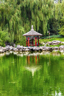 Red Pavilion Lotus Garden Temple of Sun City Park Beijing China von Danita Delimont