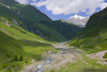 Caucasus mountains along the military road to Kazbegi, Georg... von Danita Delimont