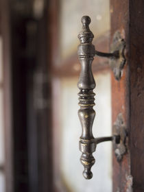 Old fashioned metal door handle in Shilpgram artisan's villa... von Danita Delimont