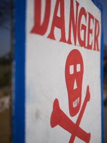 Skull and crossbones danger sign, Udaipur, Rajasthan, India. von Danita Delimont