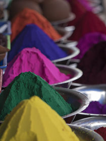 Holi powder paint for sale in Mysore, Karnataka, India von Danita Delimont