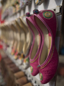 Shoe shop in Amritsar, Punjab, India. von Danita Delimont