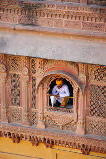 Man in a window, Mehrangarh Fort, Jodhpur, Rajasthan, India. von Danita Delimont