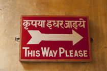 Sign in Hindi and English, City Palace, Udaipur, Rajasthan, India. von Danita Delimont