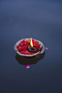 Flower lamp on the Ganges River, Varanasi, India von Danita Delimont