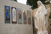 Statue of the Virgin Mary, mother of Jesus Christ, greets pi... von Danita Delimont