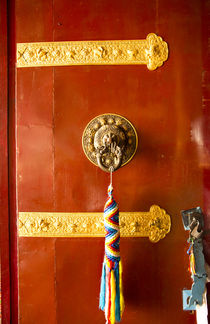 Kathmandu Nepal Door handle with colorful welcome thong hang... von Danita Delimont