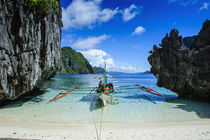 Outrigger boat on a little white beach and Clear water in th... von Danita Delimont