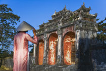 Girl in Ao Dai and conical hat at Minh Mang Tomb, Thua Thien... von Danita Delimont