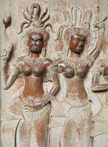 12th-century Devatas in the temple of Angkor Wat von Danita Delimont