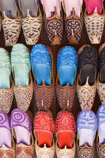 Colorful slippers for sale, Dubai, United Arab Emirates von Danita Delimont