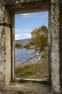Looking through window of derelict building to Lake Dunstan ... von Danita Delimont