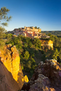 Sunrise view over hilltop town of Roussillon in the Luberon,... von Danita Delimont