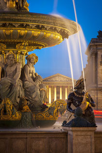 Fontaine des Fleuves at Place de la Concorde with L'eglise S... von Danita Delimont