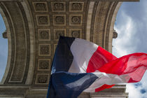 Tri-Color French flag flying below Arc de Triomphe, Paris, France von Danita Delimont