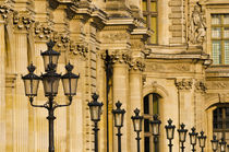 Lamp posts and columns at the Louvre Palace, Louvre Museum, ... von Danita Delimont