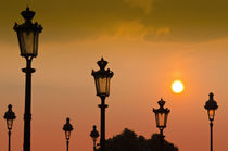 Lamp posts at sunset, Louvre Museum, Paris, France von Danita Delimont